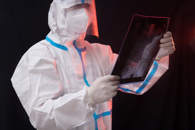 X光片与X射线防护服 现代医学的双刃剑